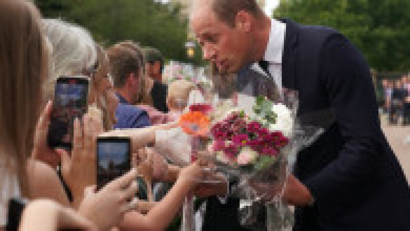 Prințul Wales vorbește cu oamenii strânși la Windsor Foto: Profimedia Images | Poza 23 din 44