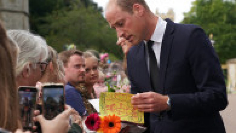 Prințul de Wales primește mesaje de la publicul strâns la Windsor Foto: Profimedia Images | Poza 22 din 44