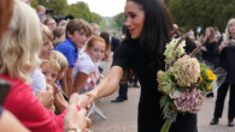 Meghan, ducesa de Sussex, salută publicul adunat la Windsor Foto: Profimedia Images | Poza 36 din 44