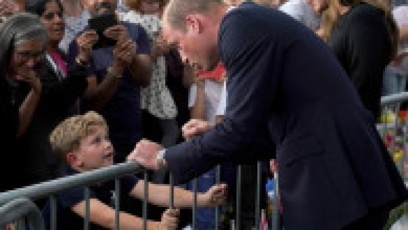 Prințul William vorbește cu oamenii care au venit la Windsor Foto: Profimedia Images | Poza 24 din 44