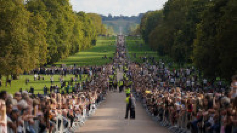 Oamenii s-au adunat la castelul Windsor pentru a aduce un omagiu defunctei Regine Elisabeta a II-a Foto: Profimedia Images | Poza 44 din 44