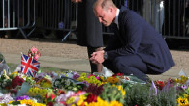 Prințul William citește mesajele transmise de oameni după moartea bunicii sale Foto: Profimedia Images | Poza 26 din 44