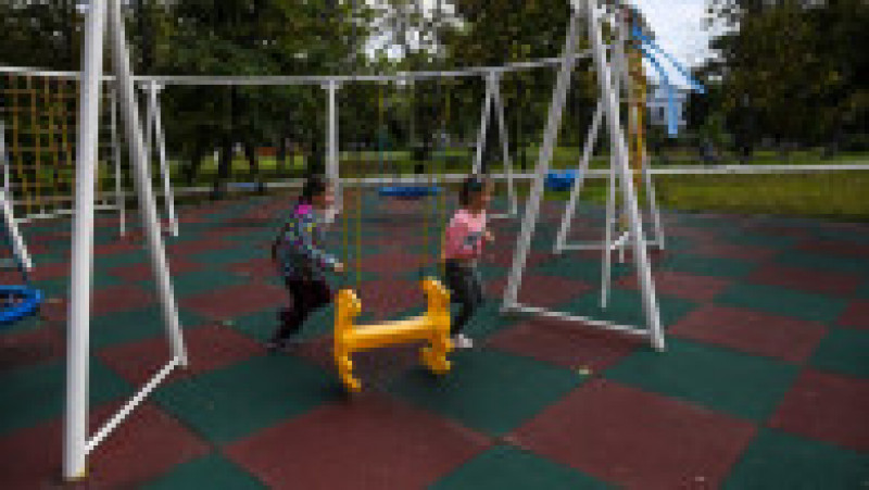 Copiii se joacă în Bataklia, orașul eliberat în urma contraofensivei ucrainene, sâmbătă, 10 septembrie 2022 Foto: Profimedia Images | Poza 9 din 10