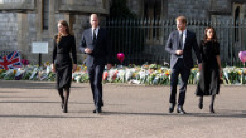 Prințul și prințesa de Wales și ducele și ducesa de Sussex merg împreună să salute publicul de la Windsor Foto: Profimedia Images | Poza 17 din 44