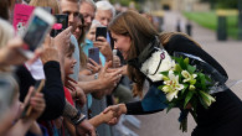 Kate, soția prințului moștenitor, este atentă mai ales cu cei mai mici membri ai publicului Foto: Profimedia Images | Poza 29 din 44