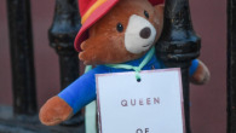 Ursulețul Paddington, flori, mesaje de rămas bun - sunt omagii lăsate de simpatizanții reginei Elisabeta a II-a, care au venit să prezinte un ultim respect fostei suverane. Foto: Profimedia | Poza 5 din 13