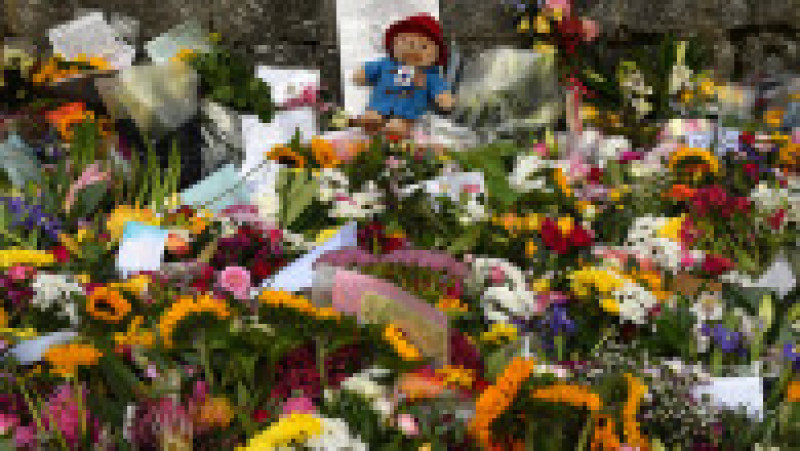 Ursulețul Paddington, flori, mesaje de rămas bun - sunt omagii lăsate de simpatizanții reginei Elisabeta a II-a, care au venit să prezinte un ultim respect fostei suverane. Foto: Profimedia | Poza 2 din 13