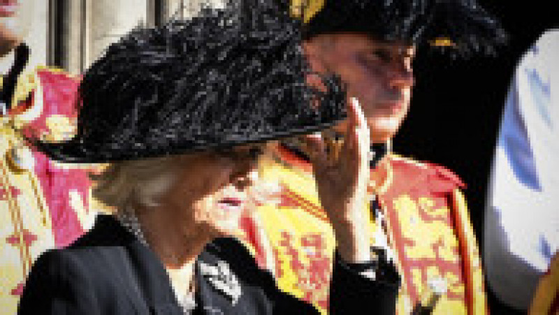 Pelerinaj la catafalcul Reginei Elisabeta a II-a, mii de oameni așteaptă câte patru ore pentru un ultim omagiu. FOTO: Profimedia Images | Poza 28 din 81