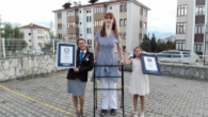Cea mai înaltă femeie din lume este din Turcia, are 25 de ani şi peste 2,15 metri. Foto: Profimedia Images | Poza 10 din 10