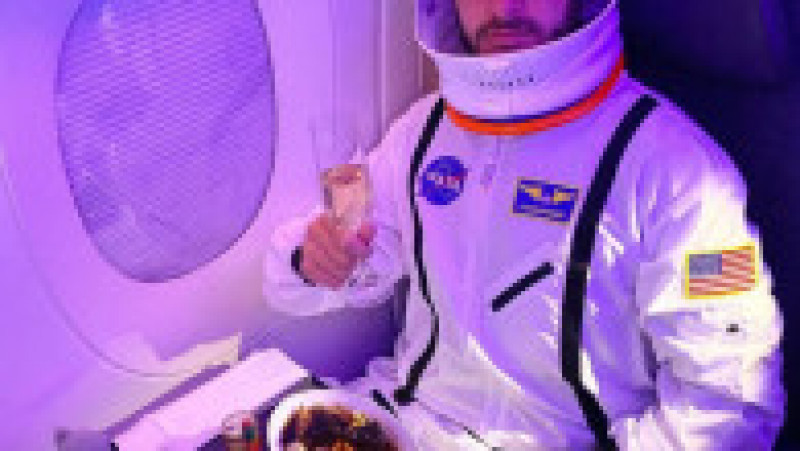 James Asquith a călătorit 6,5 milioane de kilometri, cu 2.000 de zboruri, ca să testeze mâncarea din avioane FOTO: Profimedia Images | Poza 6 din 31