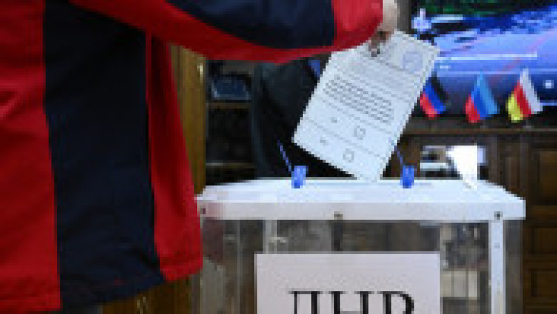 Buletin de vot la referendumurile ilegale pentru anexarea unor părți din Ucraina la Rusia. Foto: Profimedia | Poza 6 din 18