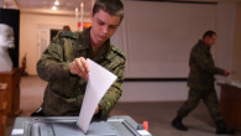 Soldați din milițiile separatiste votează la referendumurile ilegale pentru anexarea unor părți din Ucraina la Rusia. Foto: Profimedia | Poza 12 din 18