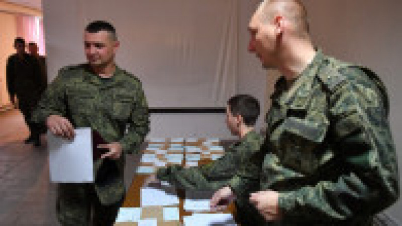 Soldați din milițiile separatiste votează la referendumurile ilegale pentru anexarea unor părți din Ucraina la Rusia. Foto: Profimedia | Poza 13 din 18
