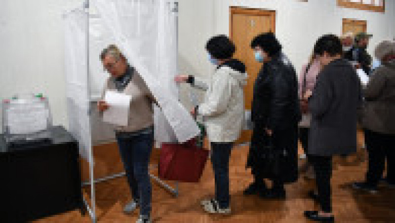 Locuitori din Melitopol votează la referendumurile ilegale pentru anexarea unor părți din Ucraina la Rusia. Foto: Profimedia | Poza 15 din 18