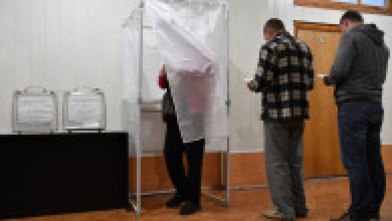 Locuitori din Melitopol votează la referendumurile ilegale pentru anexarea unor părți din Ucraina la Rusia. Foto: Profimedia | Poza 16 din 18