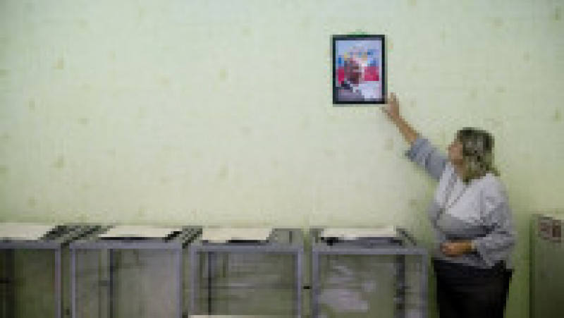 Pregătirea secțiilor de votare, înainte de începerea referendumurilor ilegale pentru anexarea unor părți din Ucraina la Rusia. Foto: Profimedia | Poza 3 din 18