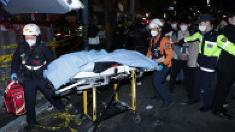 151 de oameni au murit, cei mai mulți dintre ei călcați în picioare, după o busculadă de proporții creată la o petrecere de Halloween la Seul. Foto: Profimedia | Poza 4 din 17