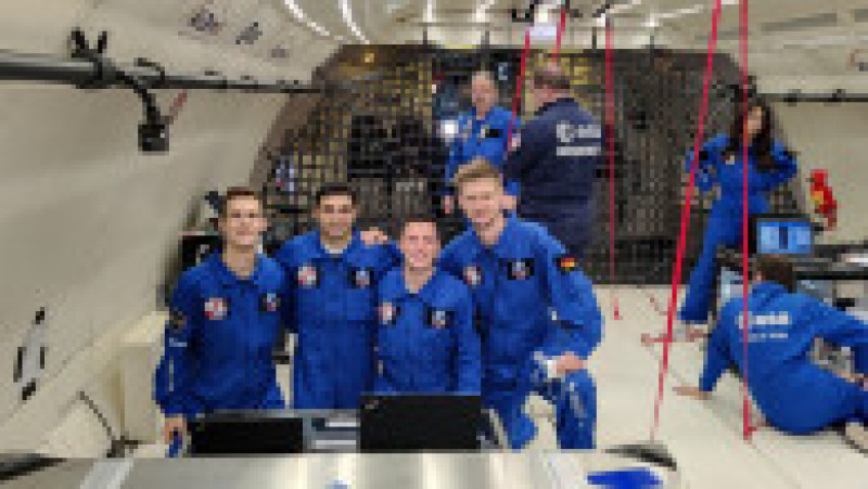Mihai Boni (al doilea din stânga) alături de colegii săi germani, în avionul ZeroG. Sursă foto: Mihai Boni | Poza 5 din 10