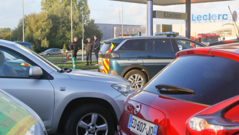 Benzinării rămase fără combustibil, în Franța. Șoferii așteaptă la cozi interminabile și tot mai numeroase. FOTO: Profimedia Images