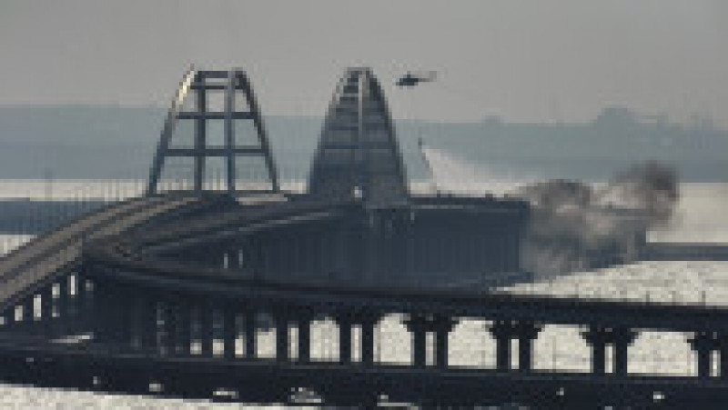 Podul Kerci, care leagă Crimeea de Rusia a fost puternic avariat de o explozie. Foto: Profimedia Images | Poza 37 din 44