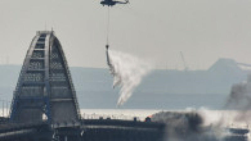 Podul care leagă Crimeea de Rusia a fost aruncat în aer. Foto: Profimedia | Poza 12 din 18