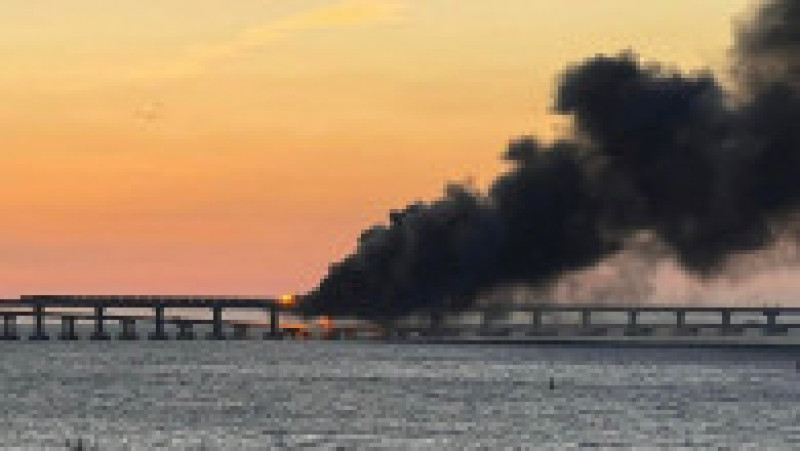 Podul care leagă Crimeea de Rusia a fost aruncat în aer. Rușii spun că o mașină-capcană a explodat și un tren-cisternă a luat foc | Poza 27 din 44