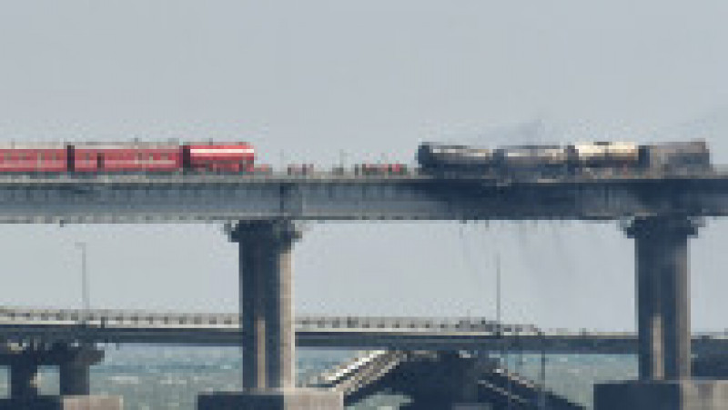 Explozia unui camion ar fi aprins combustibilul din vagoanele cisternă ale trenului care trecea pe deasupra, pe Podul Crimeea Foto: Profimedia Images | Poza 4 din 18