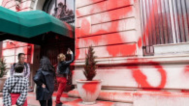 Faţada consulatului Rusiei la New York a fost vandalizată cu vopsea roşie. Foto: Profimedia | Poza 1 din 11