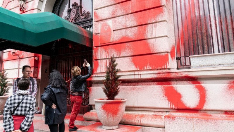 Faţada consulatului Rusiei la New York a fost vandalizată cu vopsea roşie. Foto: Profimedia