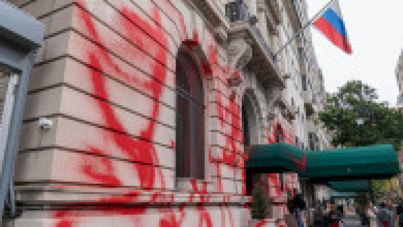 Faţada consulatului Rusiei la New York a fost vandalizată cu vopsea roşie. Foto: Profimedia | Poza 6 din 11