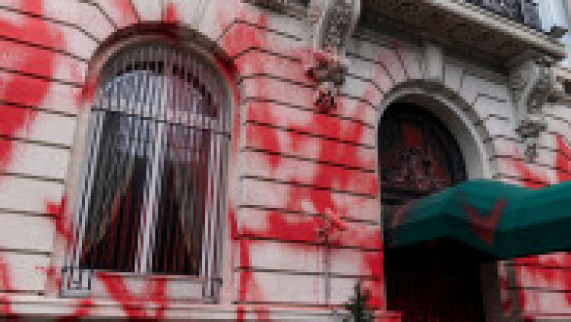 Faţada consulatului Rusiei la New York a fost vandalizată cu vopsea roşie. Foto: Profimedia | Poza 7 din 11