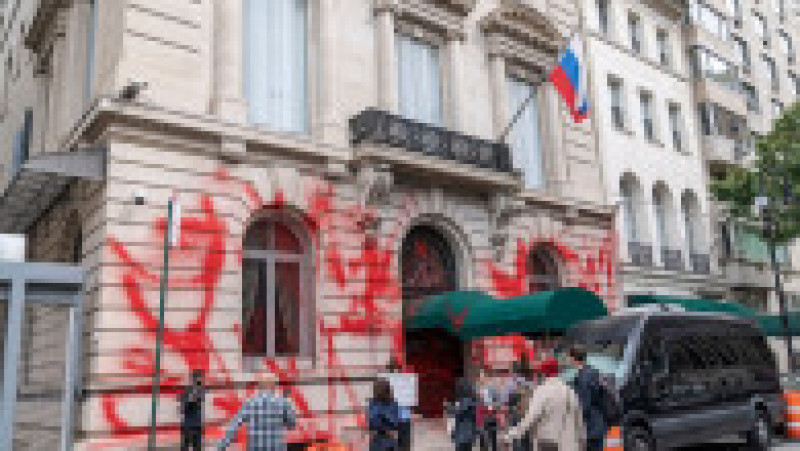 Faţada consulatului Rusiei la New York a fost vandalizată cu vopsea roşie. Foto: Profimedia | Poza 11 din 11