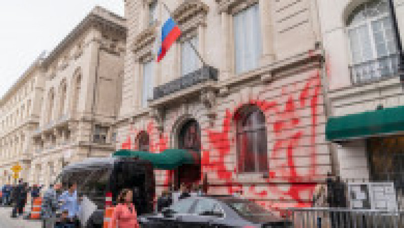 Faţada consulatului Rusiei la New York a fost vandalizată cu vopsea roşie. Foto: Profimedia | Poza 5 din 11