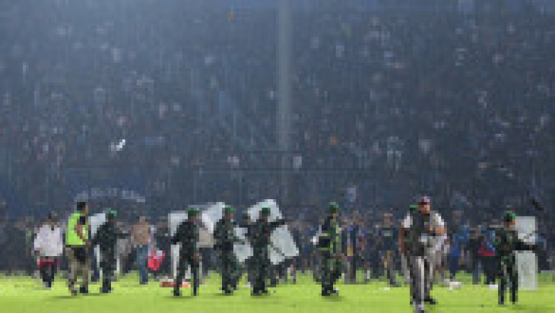 Tragedie cumplită în urma meciului între cele două echipe rivale din Indonezia: peste 100 de morți în urma meciului Arema Malang - Persebaya Surabaya. Foto: Profimedia | Poza 3 din 11