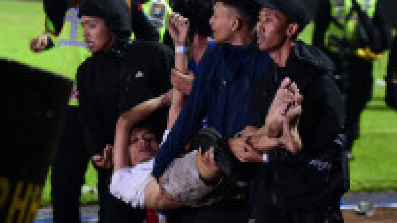 Tragedie cumplită în urma meciului între cele două echipe rivale din Indonezia: peste 100 de morți în urma meciului Arema Malang - Persebaya Surabaya. Foto: Profimedia | Poza 8 din 11
