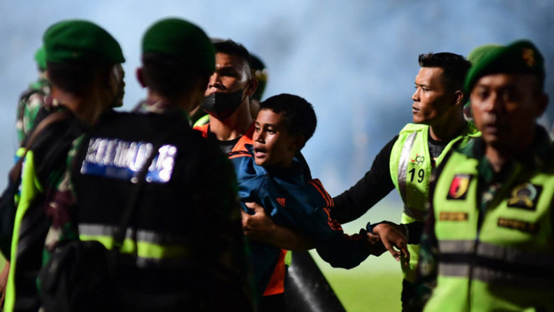 Tragedie cumplită în urma meciului între cele două echipe rivale din Indonezia: peste 100 de morți în urma meciului Arema Malang - Persebaya Surabaya. Foto: Profimedia