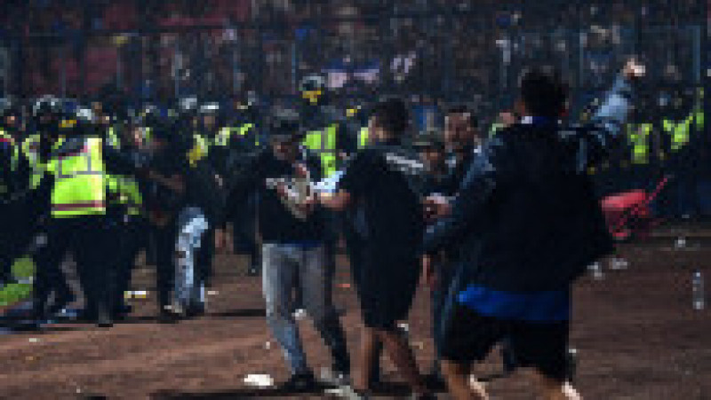 Tragedie cumplită în urma meciului între cele două echipe rivale din Indonezia: peste 100 de morți în urma meciului Arema Malang - Persebaya Surabaya. Foto: Profimedia | Poza 9 din 11