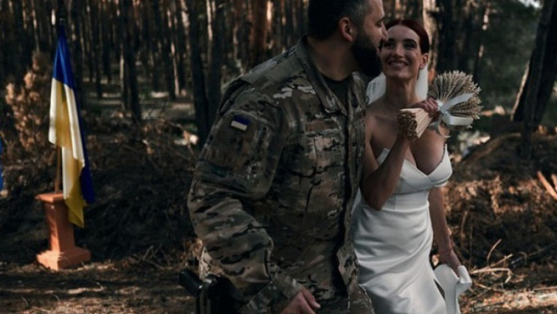 Lunetista cunoscută drept Ioana d'Arc a Ucrainei s-a căsătorit în pădure, cu arma în mână. FOTO Instagram