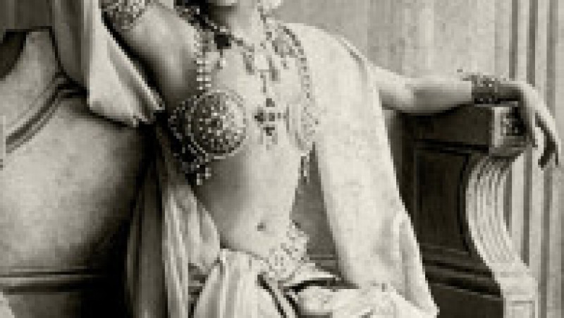 Hari s-a făcut cunoscută în Europa fiind dansatoare exotică, curtezană şi spioană în serviciul Germaniei în timpul Primului Război Mondial. Foto: Profimedia Images | Poza 9 din 13