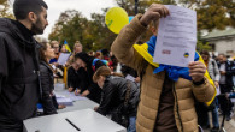 Mai multe ONG-uri au organizat un referendum fictiv privind "anexarea" ambasadei Rusiei la Varşovia. FOTO: Profimedia Images | Poza 2 din 8