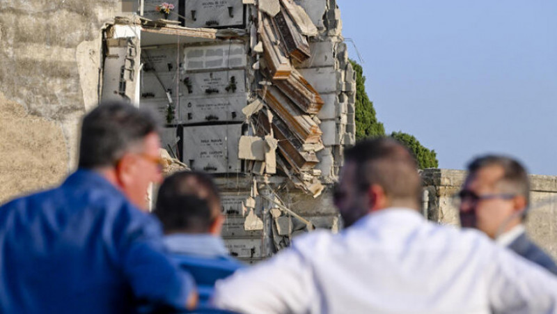 Sicrie suspendate în gol, după ce o clădire a unui cimitir din Napoli s-a prăbușit parțial FOTO: ANSA