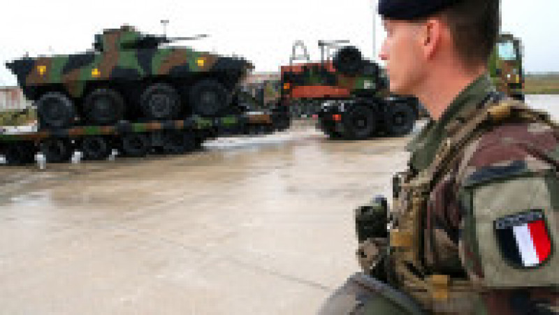 Militarii supraveghează încărcarea vehiculelor militare pe platformele de transport. Foto: Profimedia | Poza 12 din 13