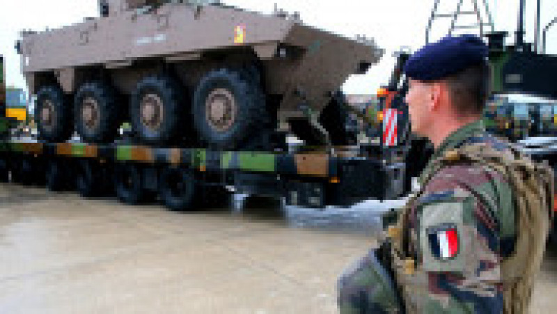 Militarii supraveghează încărcarea vehiculelor militare pe platformele de transport. Foto: Profimedia | Poza 11 din 13