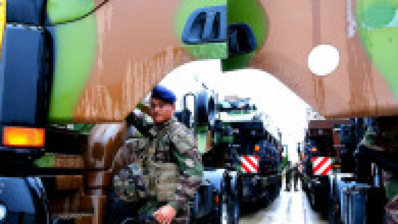 Militarii supraveghează încărcarea vehiculelor militare pe platformele de transport. Foto: Profimedia | Poza 2 din 13