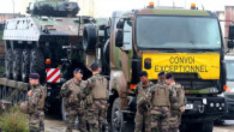 Militarii supraveghează încărcarea vehiculelor militare pe platformele de transport. Foto: Profimedia | Poza 1 din 13