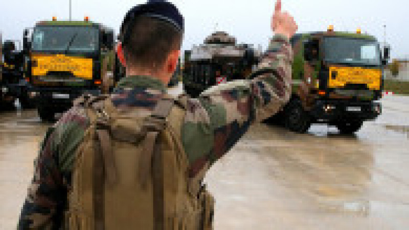 Militarii supraveghează încărcarea vehiculelor militare pe platformele de transport. Foto: Profimedia | Poza 6 din 13
