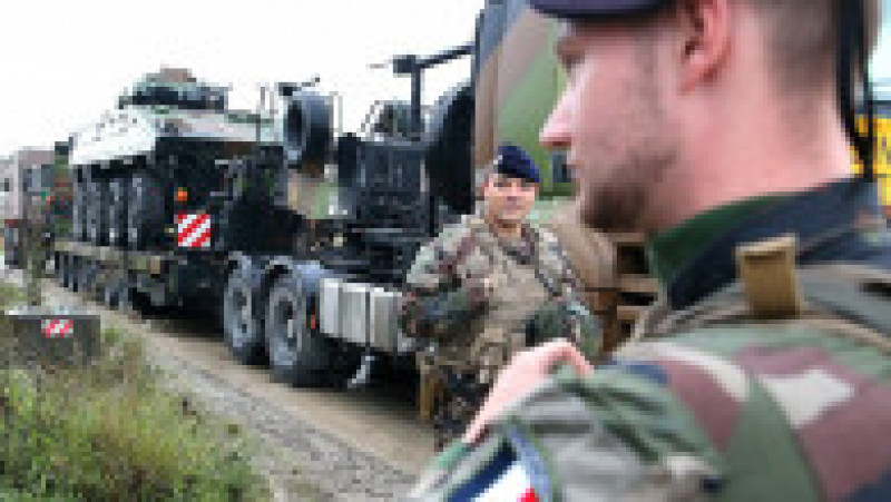 Militarii supraveghează încărcarea vehiculelor militare pe platformele de transport. Foto: Profimedia | Poza 5 din 13