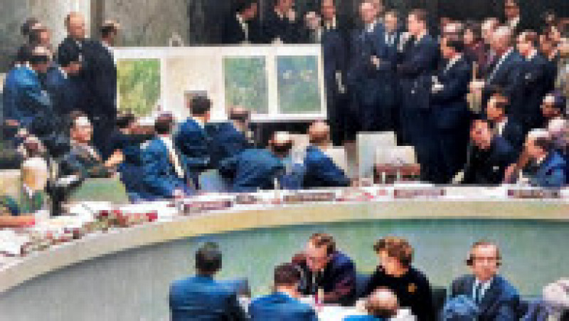 Amabsadorul Statelor Unite la ONU le arată celorlalți reprezentanți poze din satelit cu rachetele amplasate de sovietici în Cuba. Foto: Profimedia Images | Poza 6 din 12