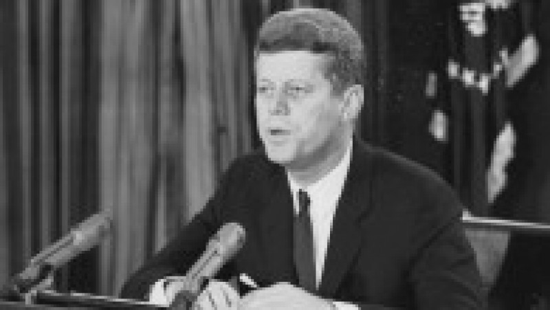 Recomandarea șefilor de stat major americani ca Statele Unite să bombardeze și să invadeze Cuba a fost respinsă de președintele John Kennedy, care a dorit să mai acorde o șansă negocierilor cu sovieticii. Foto: Profimedia Images | Poza 7 din 12