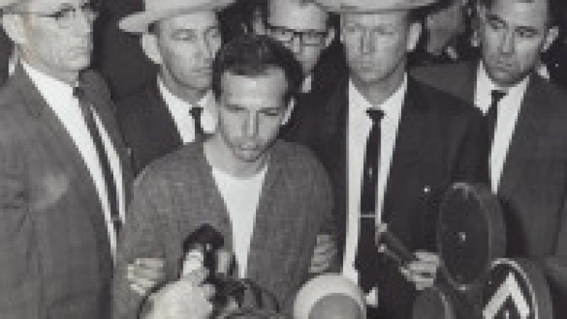 La scurt timp după atentat, Lee Harvey Oswald a fost arestat. La două zile după arestarea sa, Oswald a fost împușcat mortal de Jack Ruby, făcând astfel imposibile procesul și mărturia sa. Foto: Profimedia Images | Poza 9 din 13